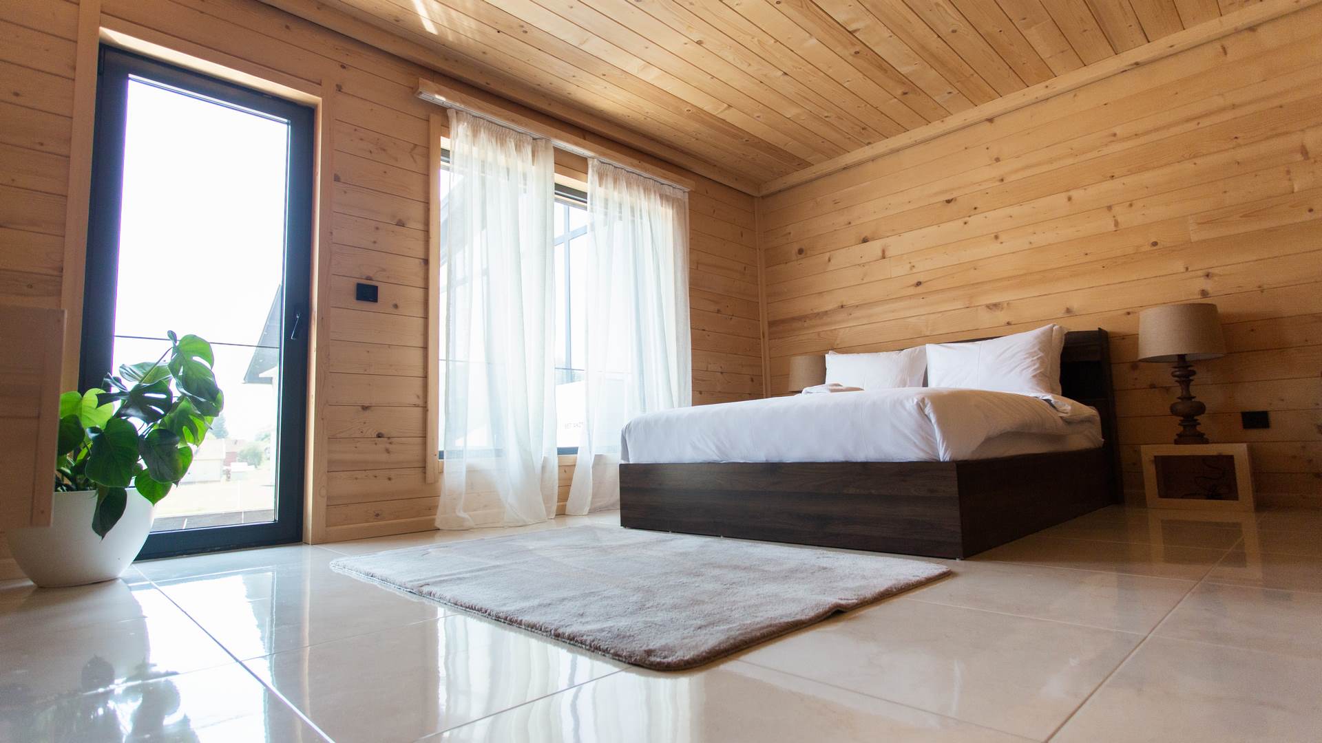 Mountain-Maison-Hotel-Mojkovac-Deluxe Queen-Room (1)